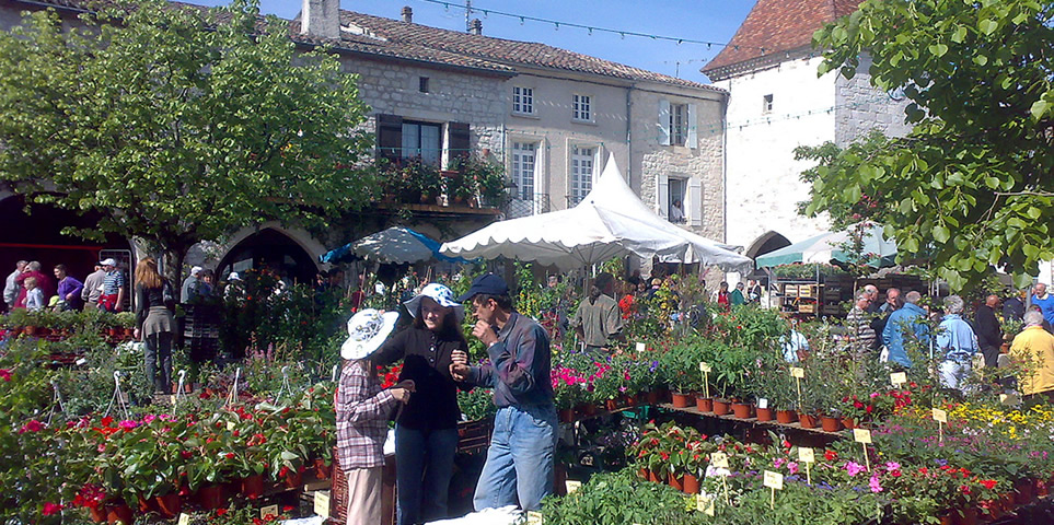 de traditionele bloemenmarkt op 1 mei  in Tournon d'Agenais