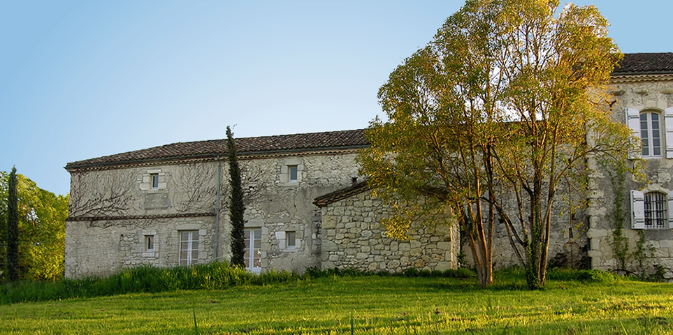 recent gerenoveerde zijvleugel van de manoir Beaujoly