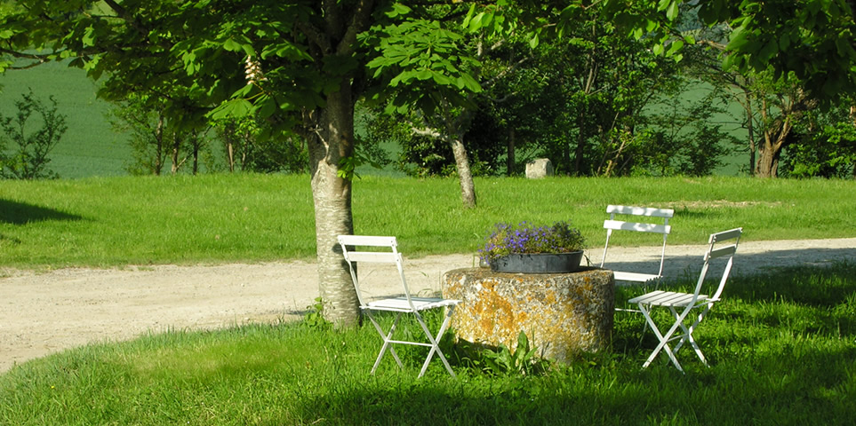 de oude molensteen doet nu dienst als tafel op het binnenterrein van manoir Beaujoly